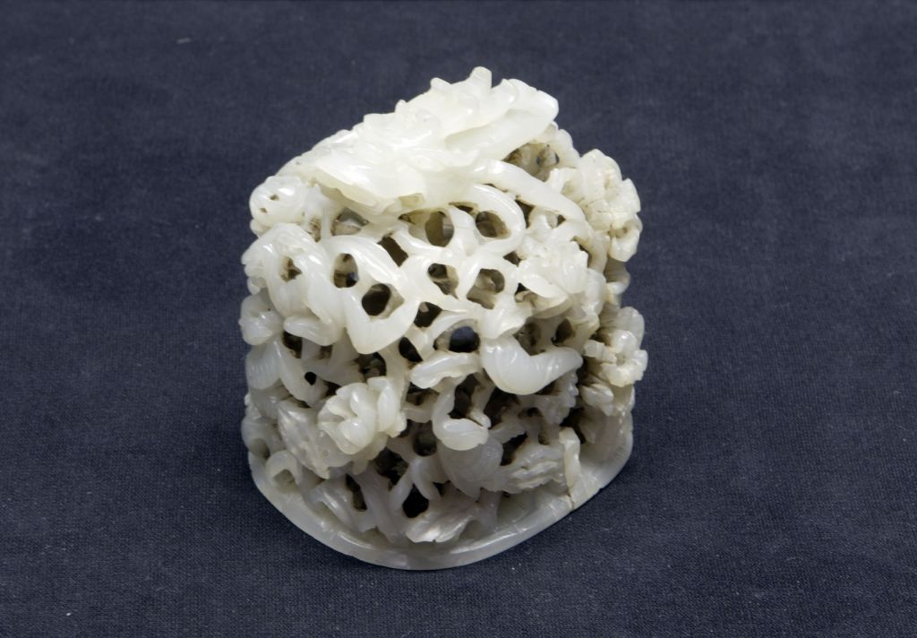 青玉炙镂雕龙穿牡丹炉顶